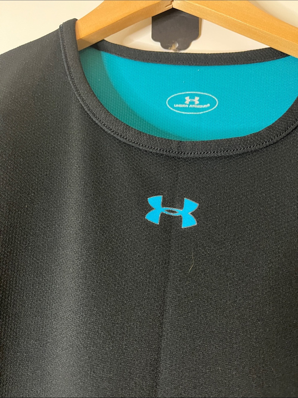 Under Armour Women’s Long Sleeve reversible top - Black with Teal - Picture 3 of 7